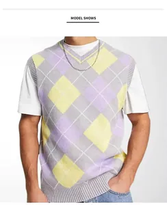 Detailansicht einer Herren-Strickweste mit Rautenmuster in modischen Pastellfarben