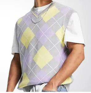 Klassischer Herren Strickpullunder mit Rautenmuster in Grau und Gelb im Preppy-Stil