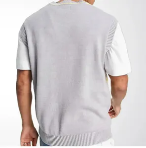 Rückansicht einer grauen Strickweste über einem weißen T-Shirt, zeigt Retro-Preppy-Stil