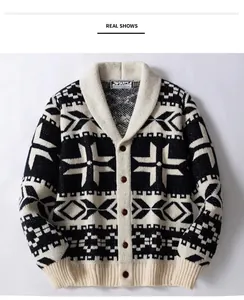 Vintage heren gebreid vest met etnische patronen, een sjaalkraag en knoopsluiting