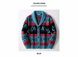 Detail eines blauen Ethno-Strickcardigans für Herren mit Schalkragen und Bergmuster