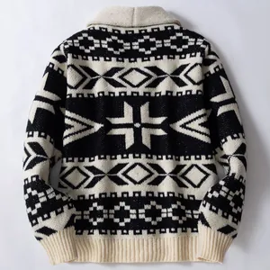 Vintage heren gebreid vest met sjaalkraag en etnische geometrische patronen in zwart-wit.