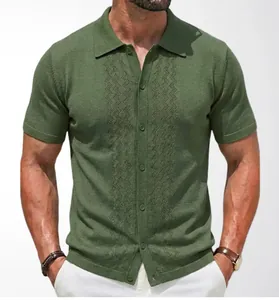 Vista dettagliata della polo in maglia verde con motivo geometrico traforato.