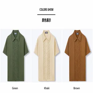 Vista dettagliata del prodotto che mostra tre varianti di colore per polo in maglia