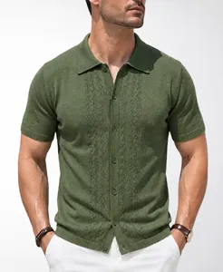 Dettaglio di una polo in maglia verde oliva con motivo a rombi traforati dallo stile casual