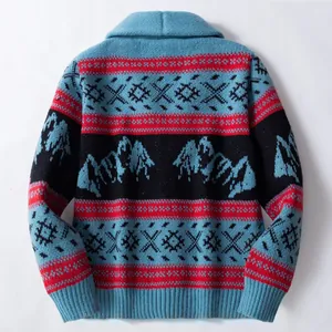 Achteraanzicht van een vintage herenvest met sjaalkraag en etnische jacquard-patronen.