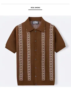 Braunes Kurzarm-Strick-Poloshirt für Herren mit geometrischen Streifen und Rautenmuster