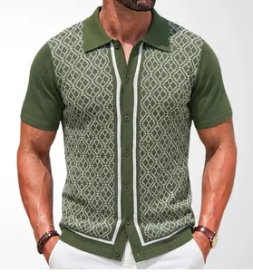 Détail d'un polo en maille verte avec un motif géométrique à losanges de style rétro