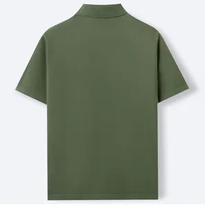 Vista posteriore di una polo da uomo in maglia a maniche corte verde oliva, trama fine.