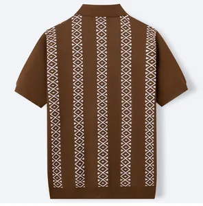 Rückansicht eines braunen Herren-Strickpolos mit weißen geometrischen Jacquard-Streifen