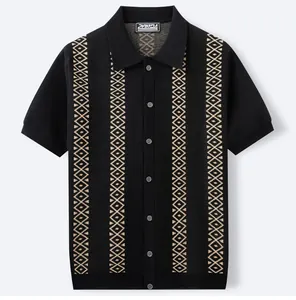 Detailaufnahme des geometrischen Rauten-Jacquard-Musters auf einem schwarzen Poloshirt