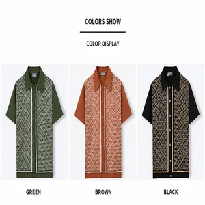 Vue détaillée montrant les options de couleurs vert, marron et noir pour le polo en tricot