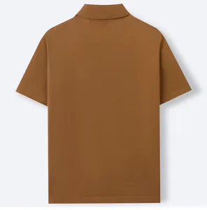 Vista posteriore di una polo da uomo a maniche corte in maglia marrone operata