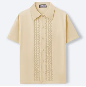 Dettaglio polo in maglia crema con motivo traforato verticale e bottoni tono su tono