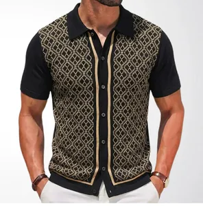 Vue détaillée du cardigan polo en tricot pour hommes avec motifs jacquard dorés