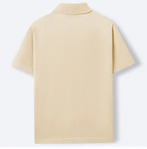 Vista posteriore della polo in maglia beige a maniche corte da uomo con trama fine