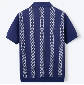 Rückansicht eines dunkelblauen Herren-Strick-Poloshirts mit weißen Rautenstreifen