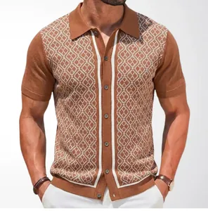 Détail d'un polo en maille à manches courtes pour homme avec motif jacquard marron