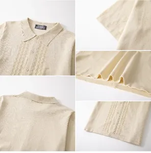 Dettagli ravvicinati della polo in maglia color crema che mostrano trama e colletto