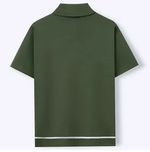 Vue arrière d'un polo en maille à manches courtes vert foncé avec détail de rayure.