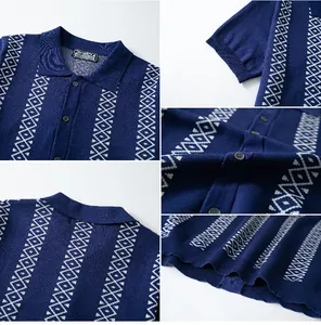 Detaillierte Nahaufnahmen von blauem geometrischem Jacquard-Strick-Poloshirt-Stoff