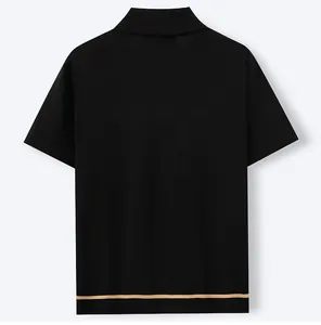 Vue arrière d'un polo en maille noir avec un fin détail de rayure beige sur l'ourlet