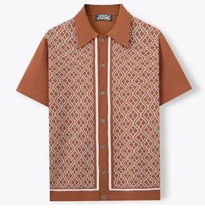 Gros plan d'un cardigan polo en maille pour hommes avec motifs jacquard blancs