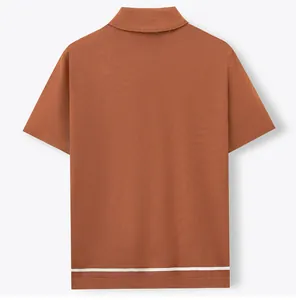 Vue arrière d'un polo en maille pour homme terre cuite avec rayure blanche en bas.