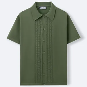 Polo in maglia da uomo verde oliva con eleganti motivi traforati e maniche corte
