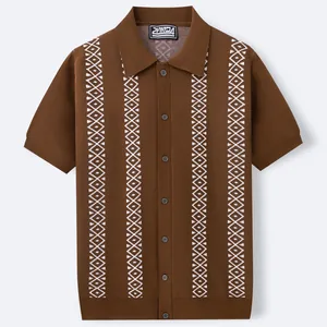 Braunes Herren-Strickpoloshirt mit kurzen Ärmeln und weißen geometrischen Jacquard-Streifen