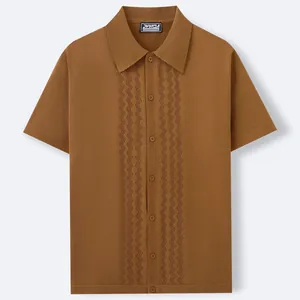 Polo da uomo in maglia marrone a maniche corte con motivi traforati testurizzati vintage