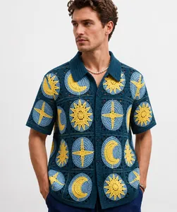 Vue de face du polo en crochet pour homme avec motifs célestes pour les vacances.