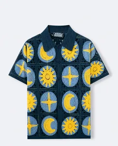 Polo en maille crochetée style hawaïen rétro avec motifs soleil et lune détaillés