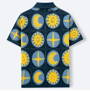 Détail d'un polo au crochet vintage avec des motifs célestes de soleil et de lune
