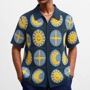 Polo en maille crochetée vintage pour hommes avec motifs soleil et lune pour les vacances