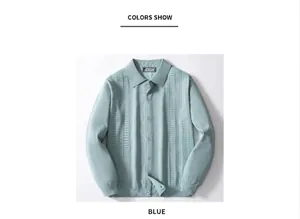 Détail d'un gilet en maille bleu clair pour hommes avec motif ajouré texturé
