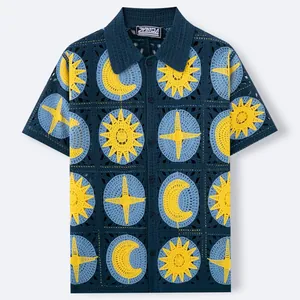 Polo rétro en maille crochetée à manches courtes pour homme avec motifs célestes soleil