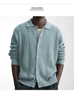 Gilet en maille bleu clair décontracté pour homme avec détails ajourés et textures