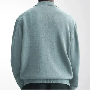 Vue détaillée du motif en maille texturée au dos d'un cardigan pour homme bleu clair.