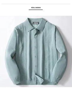 Vue détaillée du cardigan en maille pour hommes avec texture ajourée et boutons
