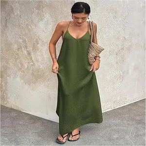 Elegante olijfgroene mouwloze maxi-jurk met V-hals voor zomerse vakantiedagen.