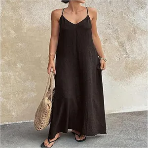 Detail van een elegante zwarte mouwloze maxi-jurk met diepe V-hals voor de zomer