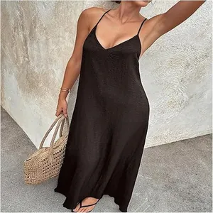 Elegante zwarte maxi-jurk met V-hals en spaghettibandjes voor een zomerse vakantie