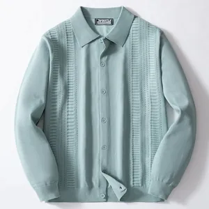 Gilet en maille bleu clair pour homme avec motif ajouré texturé et col polo classique.