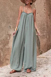 Modèle portant une combinaison fluide en coton et lin vert sauge pour un style resort chic