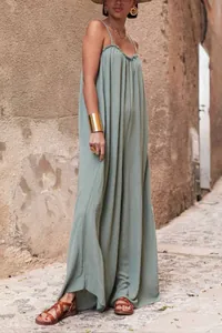 Vue élégante d'une combinaison ample en coton et lin vert sauge pour la mode été
