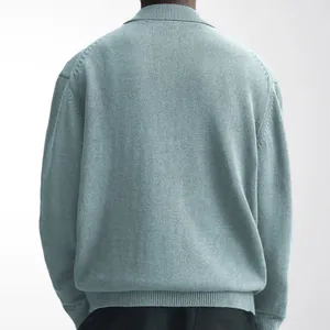Vue arrière du cardigan en maille bleu clair décontracté pour hommes avec finitions côtelées