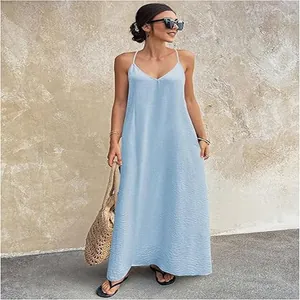 Elegante lichtblauwe maxi-jurk met V-hals en getextureerde stof in een vakantiestijl
