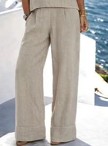 Detailweergave van de ademende beige linnen wijde broek voor een zomerse vakantieoutfit.