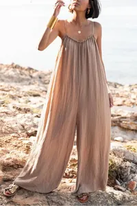 Détail d'une combinaison ample en coton et lin dos nu idéale pour les vacances à la plage